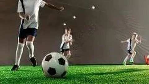 高铁商务座里，大衣哥出行豪气，三名助理随行护航