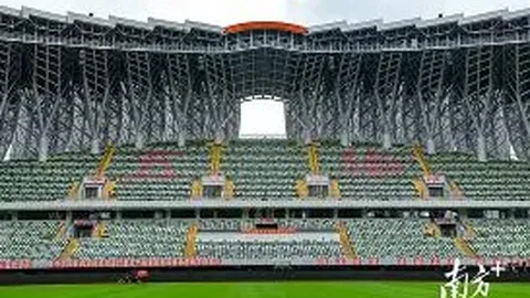 佟丽娅夜晚同行三位男士闲逛，谈笑风生心情愉悦