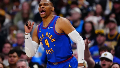 “拜合拉木一击制胜师兄引热议，道德疑虑恐成国足负担”